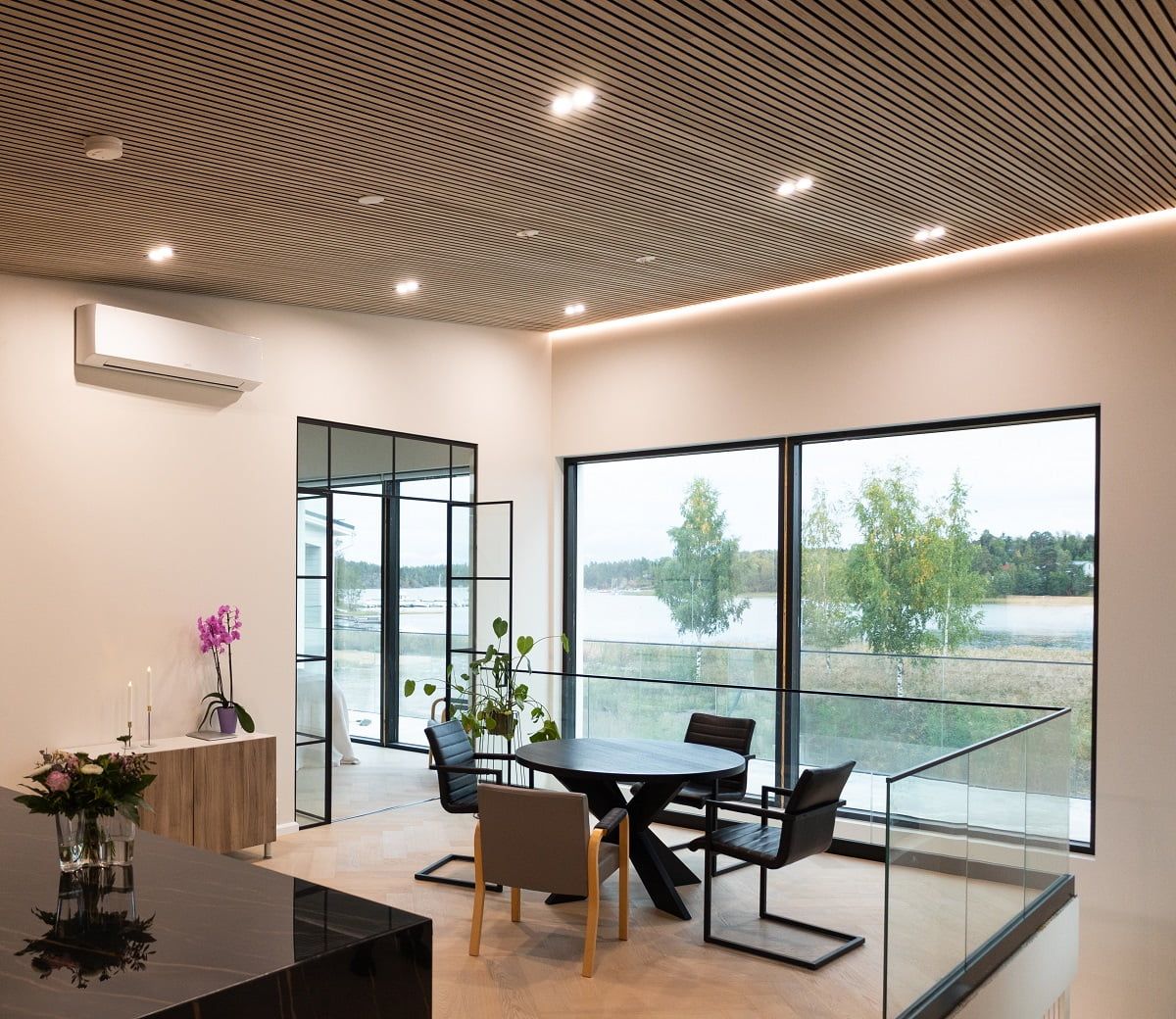 Gli apparecchi sono disposti simmetricamente nello spazio per fornire un'illuminazione generale uniforme. © LedStore.fi